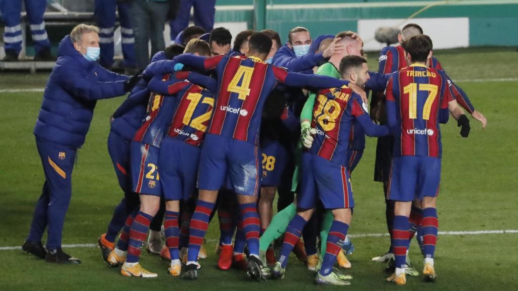 Los jugadores del Barcelona celebran el pase a la final de la Supercopa de España