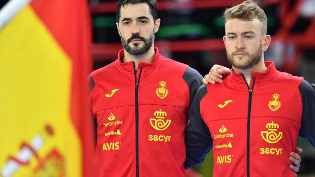 Raúl Entrerríos, junto a la bandera de España y Gonzalo Pérez de Vargas