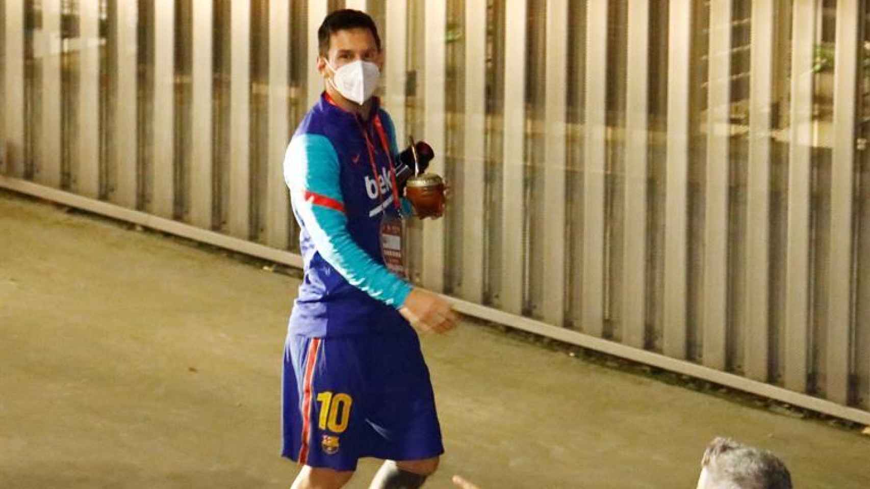 Leo Messi llegando al Nuevo Arcángel con un mate en la mano