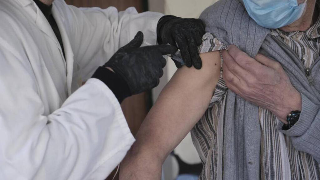 Un sanitario inyecta una de las primeras vacunas de Pfizer-BioNTech contra la Covid-19 a uno de los usuarios de la Vivienda Tutelada para personas discapacitadas de Campo de Criptana. Foto: Rey Sotolongo - Europa Press