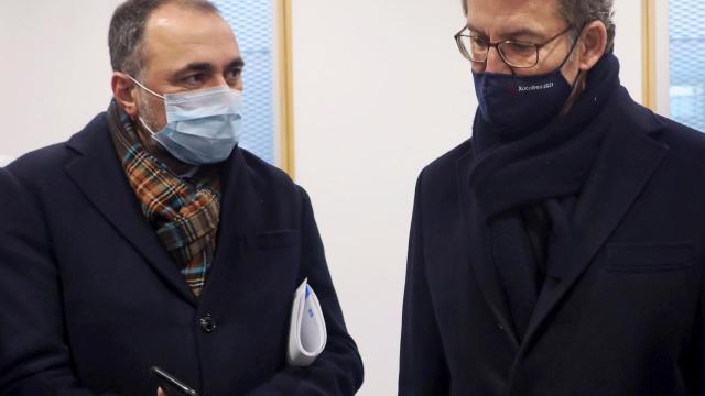 El presidente de la Xunta de Galicia, Alberto Núñez Feijóo, junto al consejero de Sanidad, Julio García Comesaña.