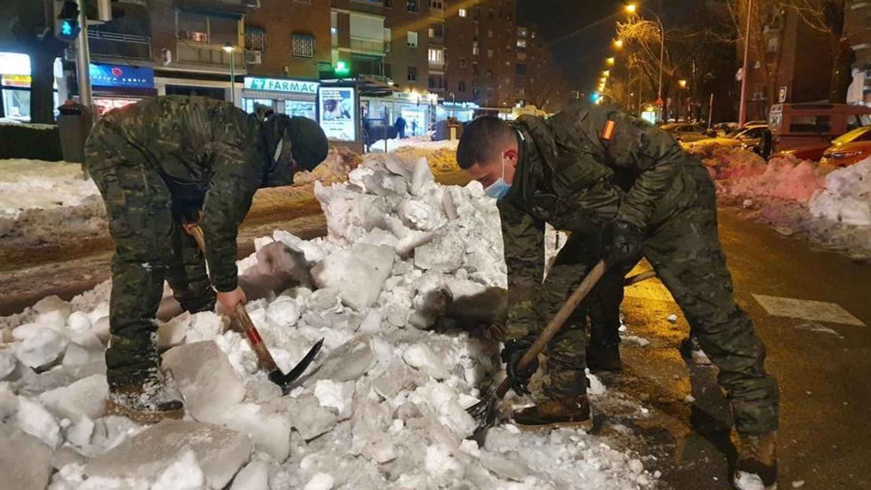 Miembros del Ejército limpian de nieve las calles del barrio madrileño de Moratalaz. Efe