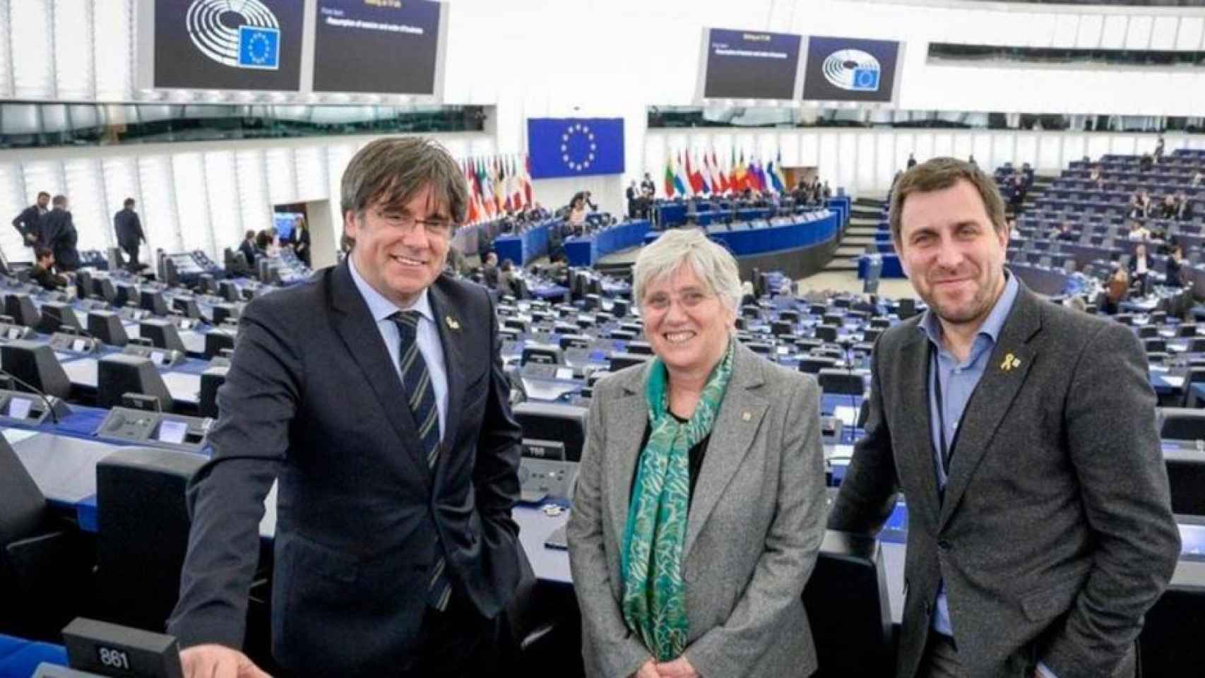 Carles Puigdemont, Clara Ponsatí y Toni Comín, en el hemiciclo del Parlamento Europeo en Estrasburgo.