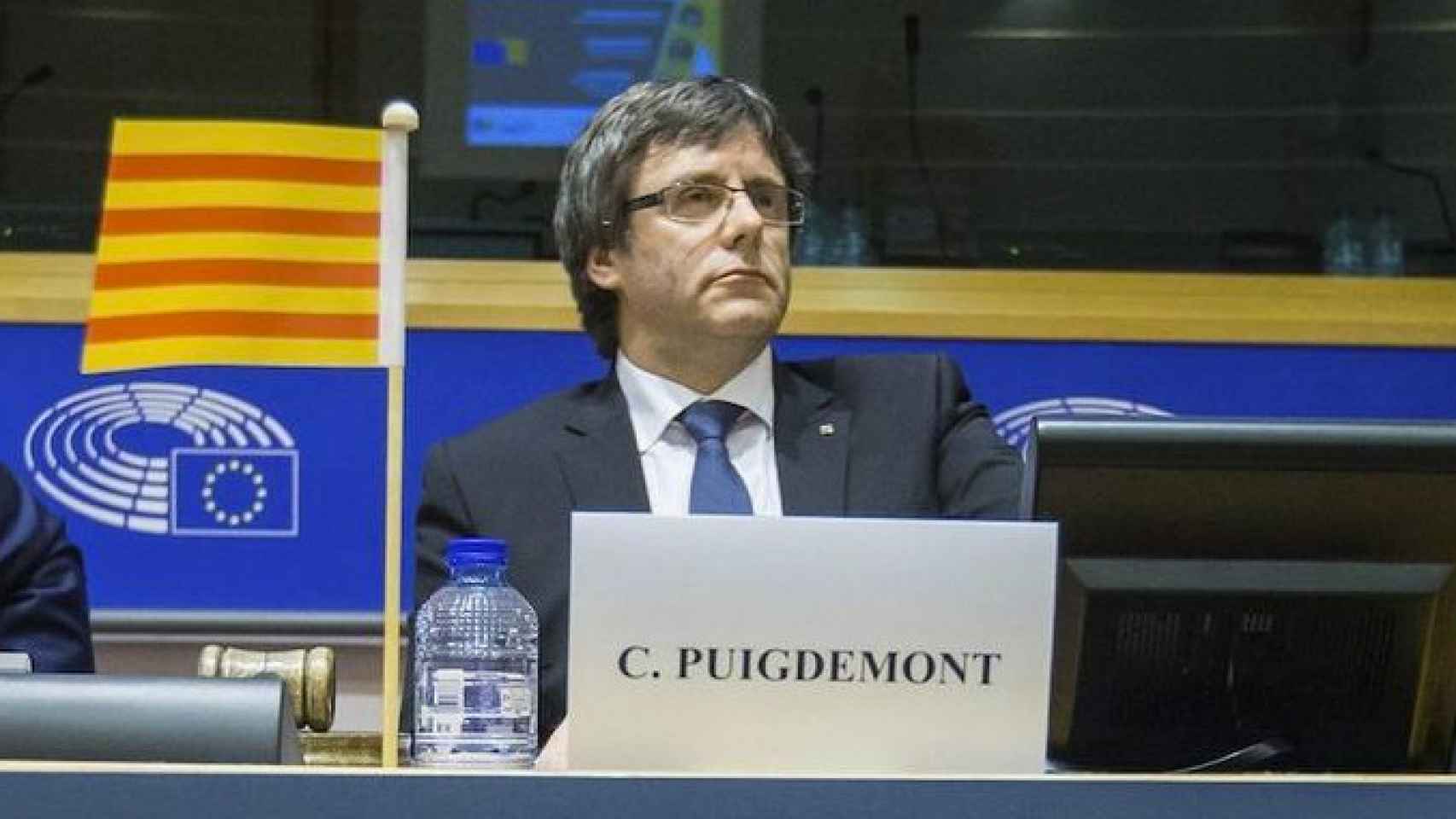 Carles Puigdemont, acompañado en la Eurocámara de una banderita catalana de atrezo.