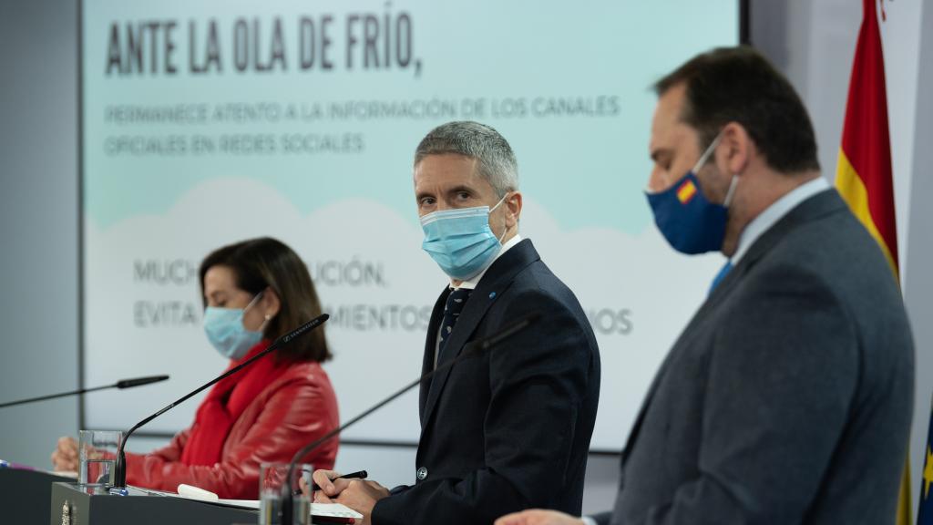 Fernando Grande-Marlaska, ministro del Interior, entre Margarita Robles (Defensa) y José Luis Ábalos (Transportes).