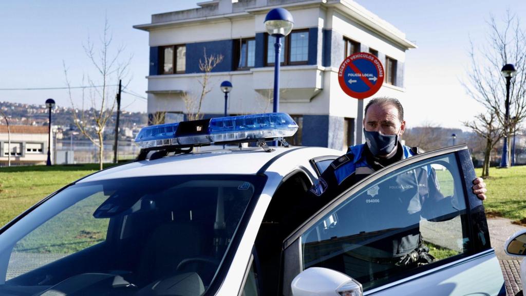 Un agente ante el cuartel de la Policía Local de Culleredo (A Coruña), en una foto de archivo