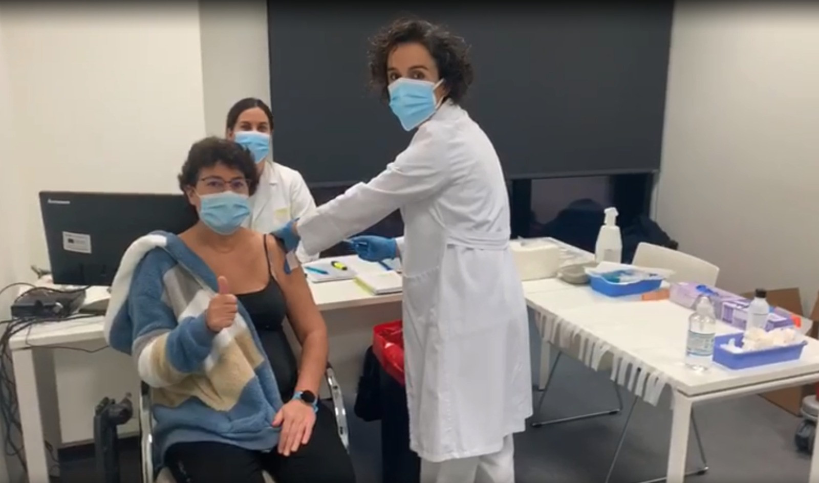 Primera trabajadora sanitaria vacunada en el área de Vigo