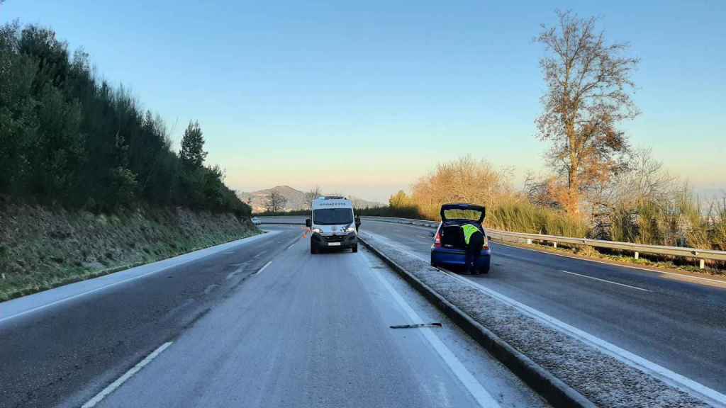 Salida de vía de un vehículo que atravesó la calzada en la Avenida Clara Campoamor.