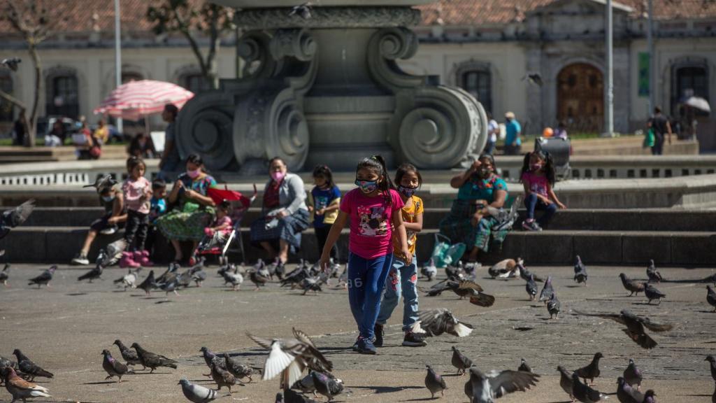 Dos niñas juegan en el parque Central de Ciudad de Guatemala (Guatemala).