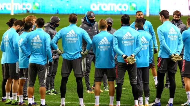 Zinedine Zidane, durante la charla del entrenamiento previo a la semifinal de la Supercopa de España 2021