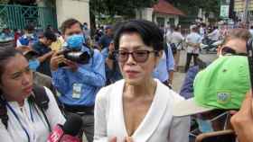 La activista de derechos humanos y abogada camboyana americana Theary compareció en tribuanal.
