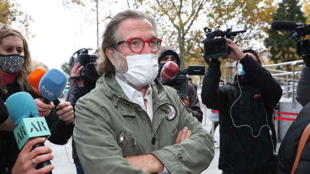 Pepe Navarro en las puertas de los juzgados de Plaza de Castilla.