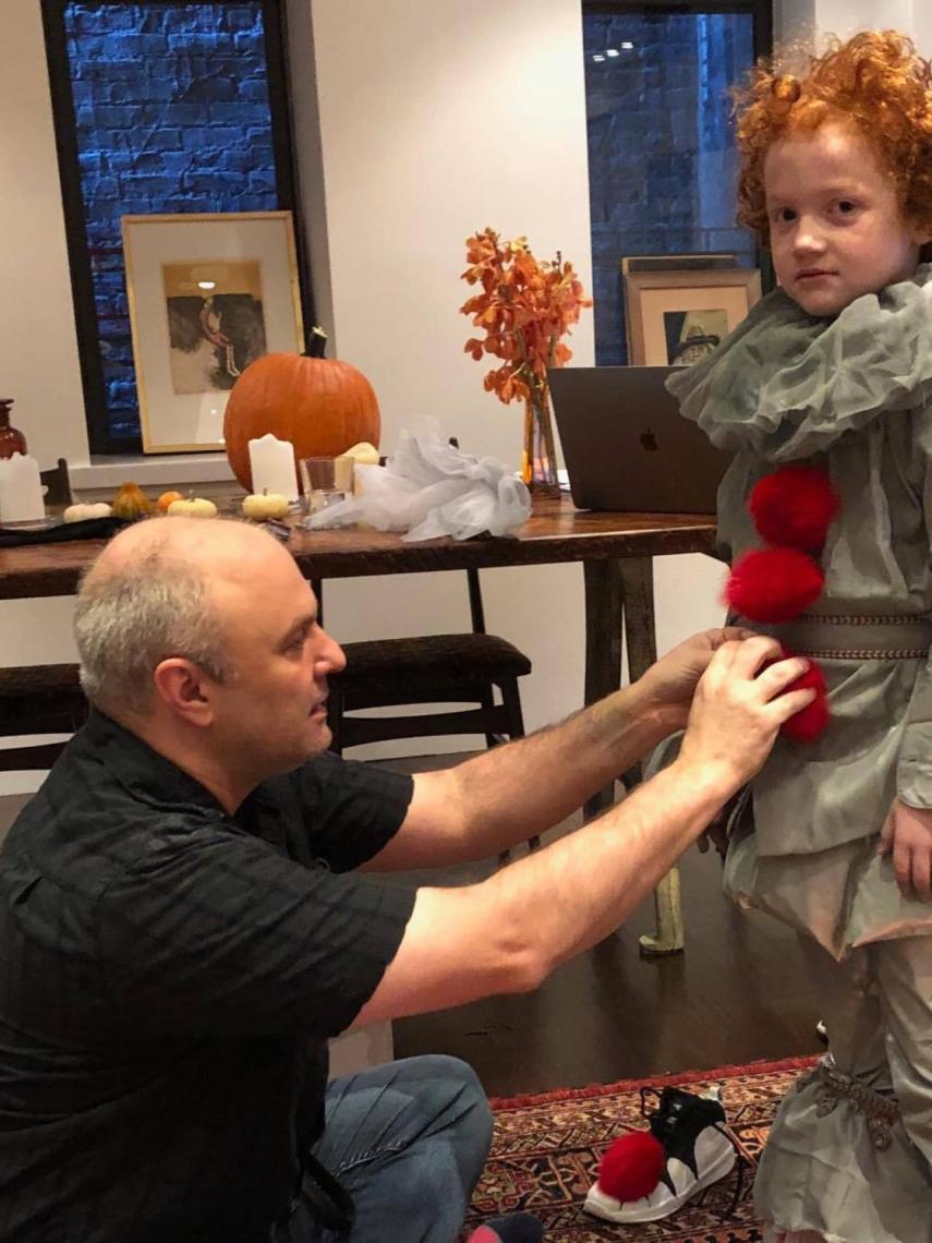 El diseñador Michael Growler con su hijo Max en las redes sociales de Cynthia Nixon.