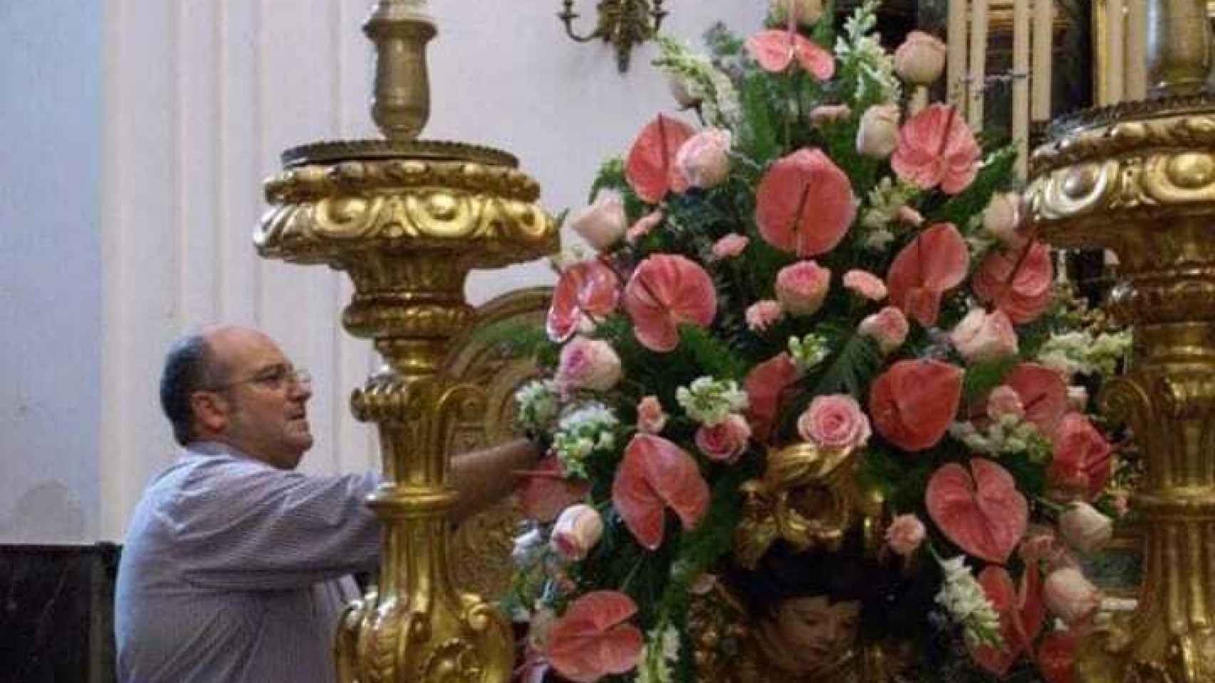 Ramón Fernández retocando un adorno floral