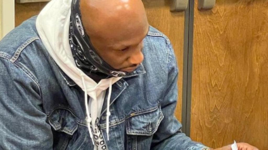 Lamar Odom firmando un autógrafo