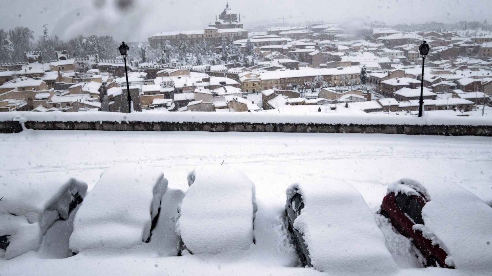 Coches cubiertos por nieve, en el centro histórico de Toledo.
