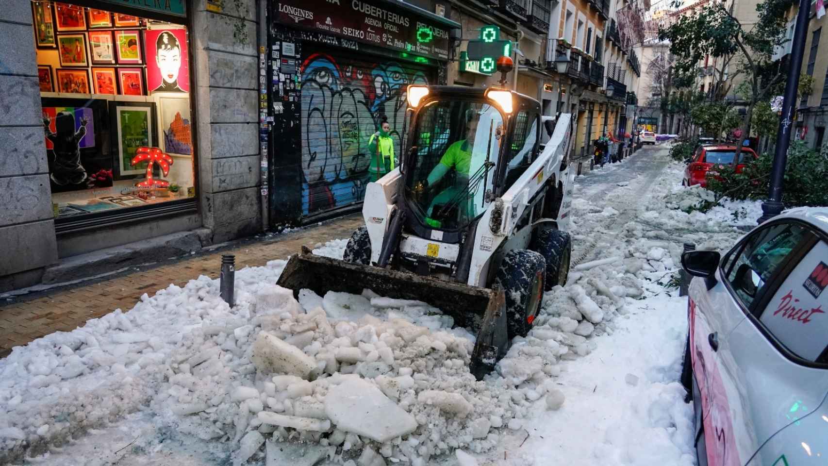 Una máquina despeja una calle en el centro de Madrid.