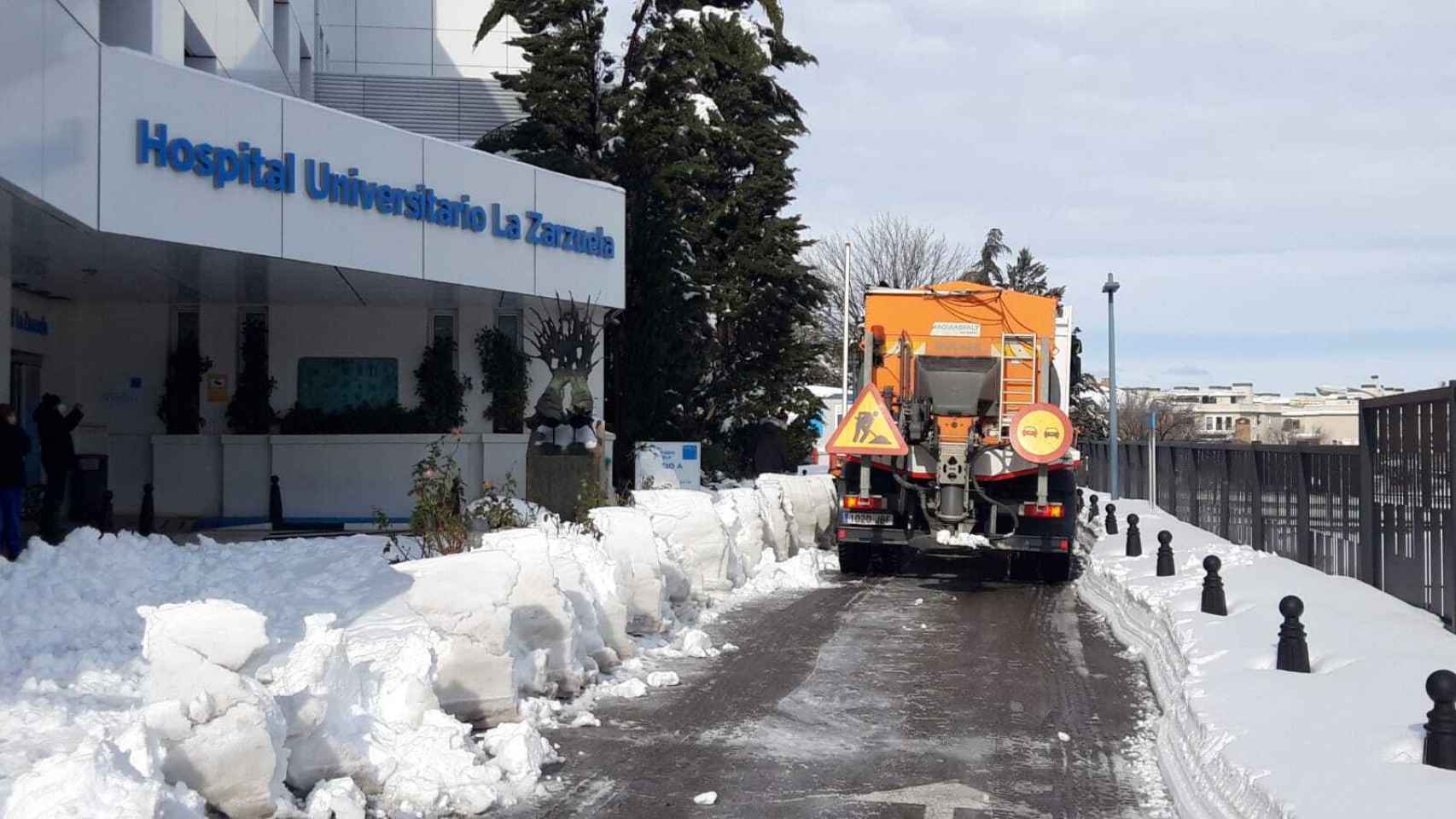 Una quitanieves del Ministerio de Transportes libera la entrada al Hospital Universitario La Zarzuela , Madrid-