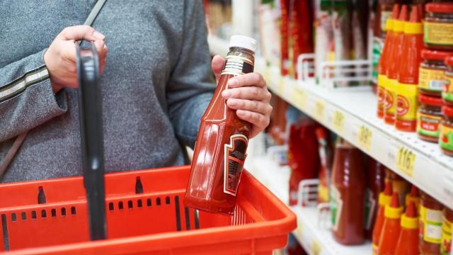 Un señor compra kétchup en el supermercado.