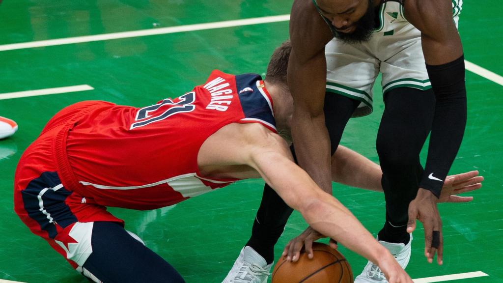 Wagner pelea un balón con Jaylen Brown de los Boston Celtics