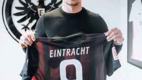 Luka Jovic posa con la camiseta del Eintracht Frankfurt