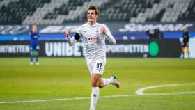 Florian Neuhaus celebra un gol con el Gladbach