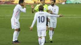 Los jugadores dialogan con Juan Martínez Munuera por la posición de Benzema en el gol del Real Madrid