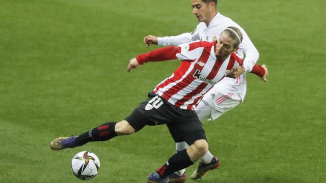 Lucas Vázquez pelea con Iker Muniain por un balón