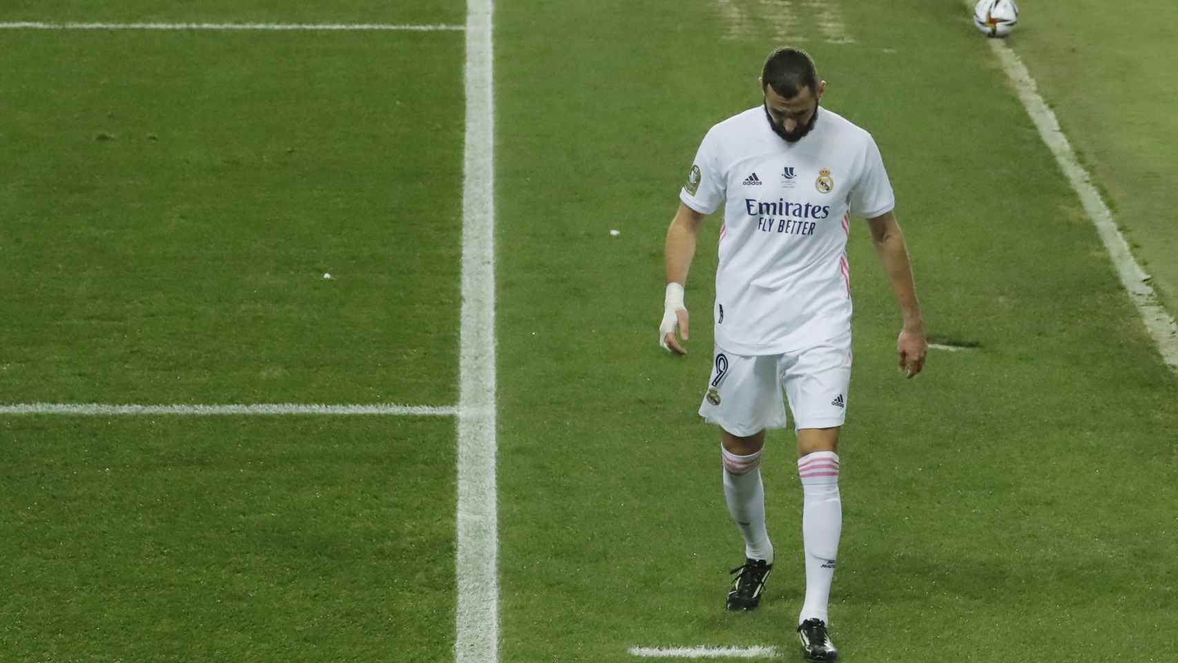 Karim Benzema se marcha tras ser sustituido por Mariano
