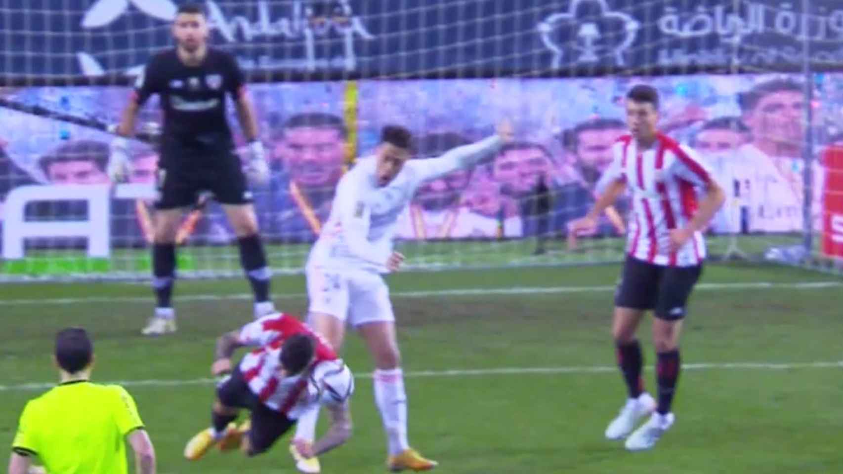 Marco Asensio pidió penalti por mano de un jugador del Athletic en el minuto 96