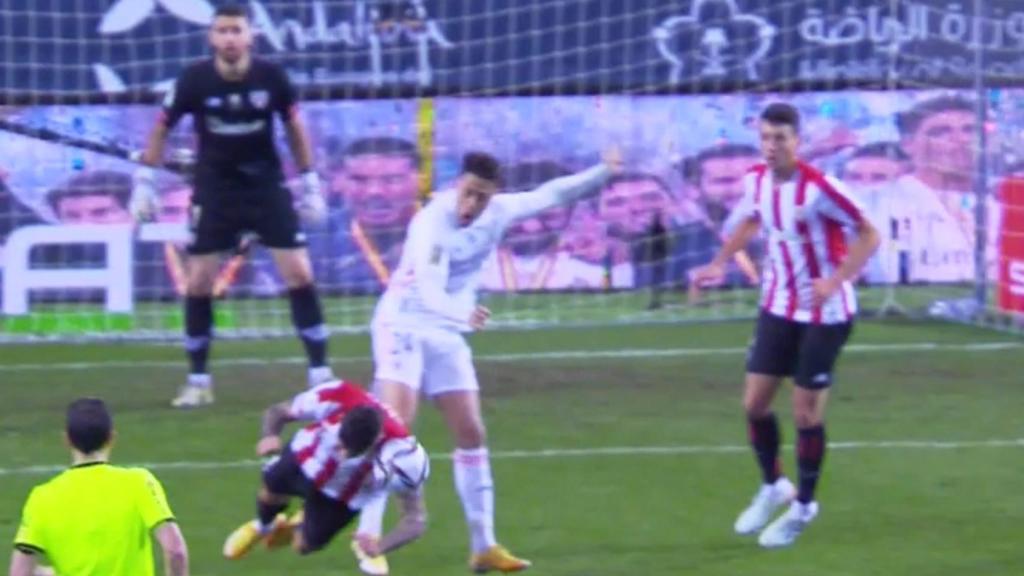 Marco Asensio pidió penalti por mano de un jugador del Athletic en el minuto 96