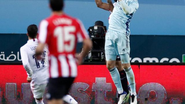 Courtois atrapando un balón