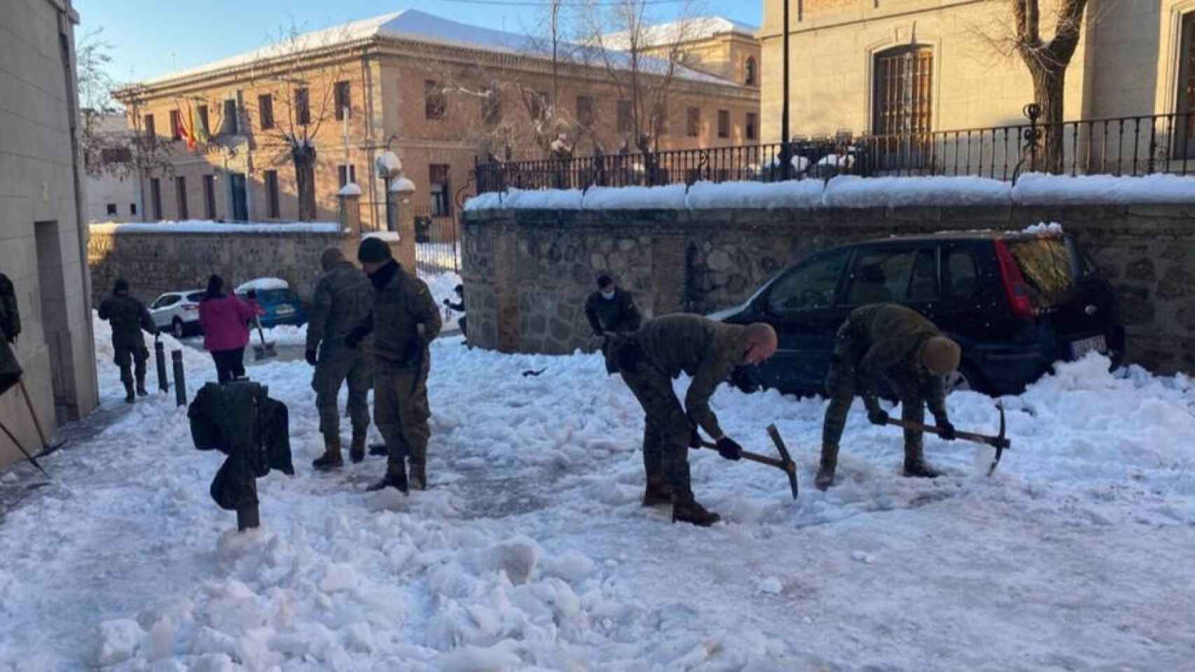 Militares del Ejército retiran nieve este miércoles en Toledo. Foto: Delegación del Gobierno en Castilla-La Mancha