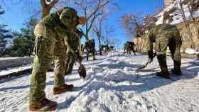 Militares del Ejército limpian de nieve las calles de Toledo. Foto: Ayuntamiento