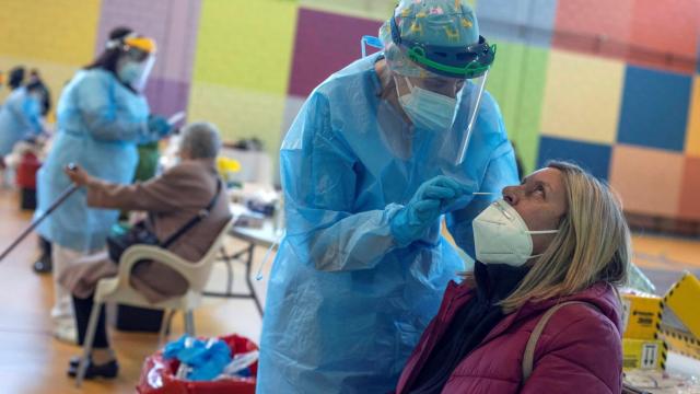 Una sanitaria realiza una prueba PCR durante un cribado aleatorio en el municipio orensano de Allariz ante el aumento de contagios en la localidad.