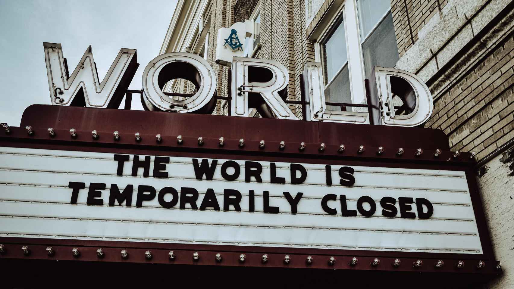 Imagen de un cine cerrado por la pandemia. Foto: Edwin Hooper/Unsplash