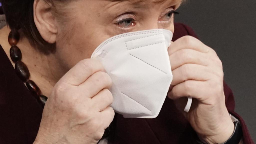 Angela Merkel se coloca la mascarilla tras una declaración en el Bundestag, en Berlín-