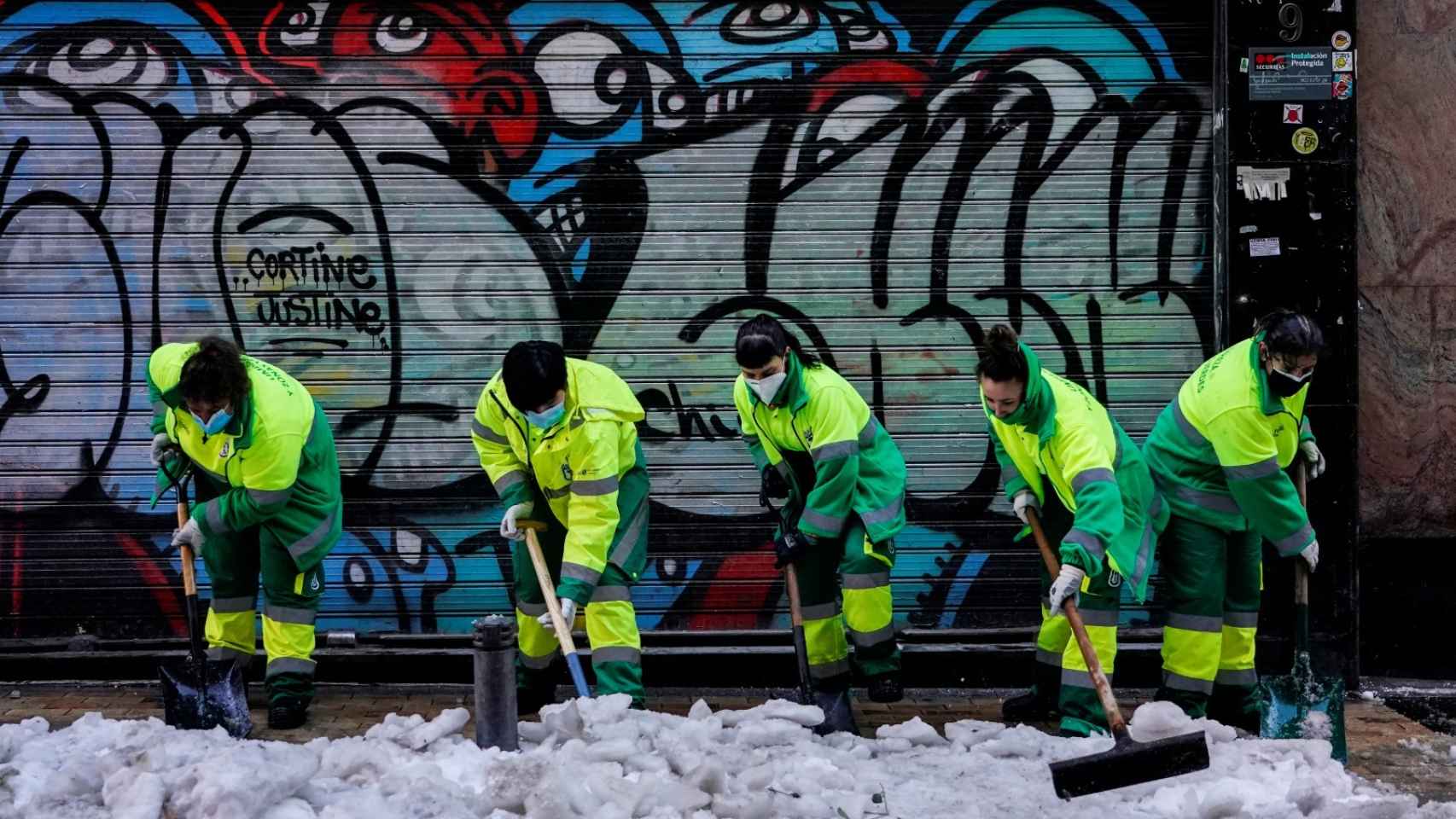 Los fallos en la debacle de Madrid por la nieve: no se retiró desde el domingo y 200 máquinas eran pocas