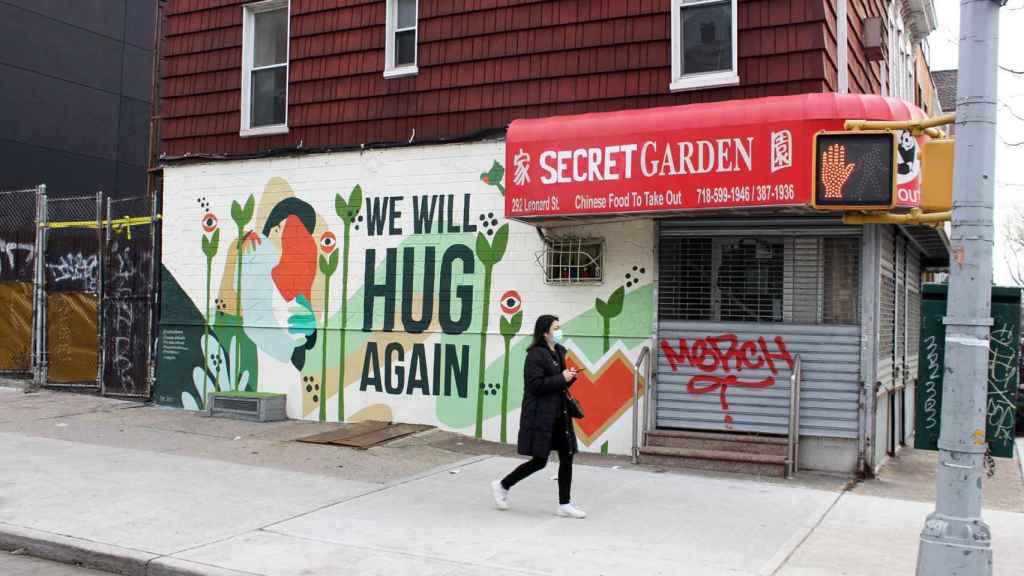 Mural We will hug again, en el barrio neoyorquino de Williamsburg.