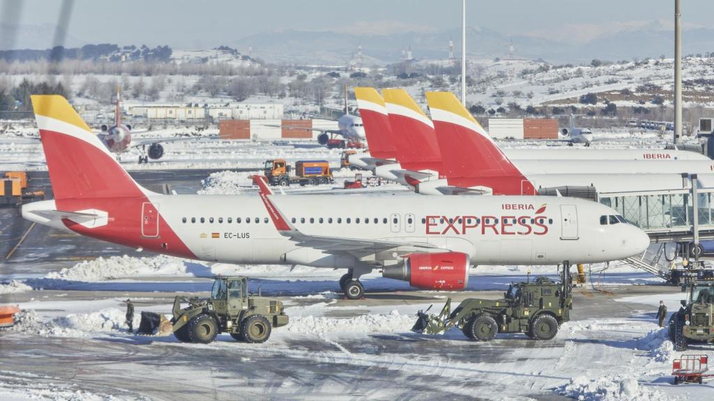 La UME trabaja en Madrid Barajas para retirar nieve y hielo.