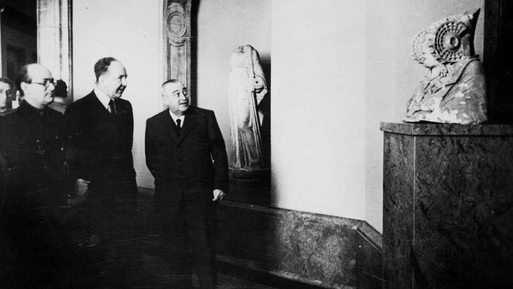 El embajador alemán Hans Heinrich Dieckhoff (centro) junto al Ministro de Educación José Ibáñez Martín (izq) visitan el Museo del Prado.