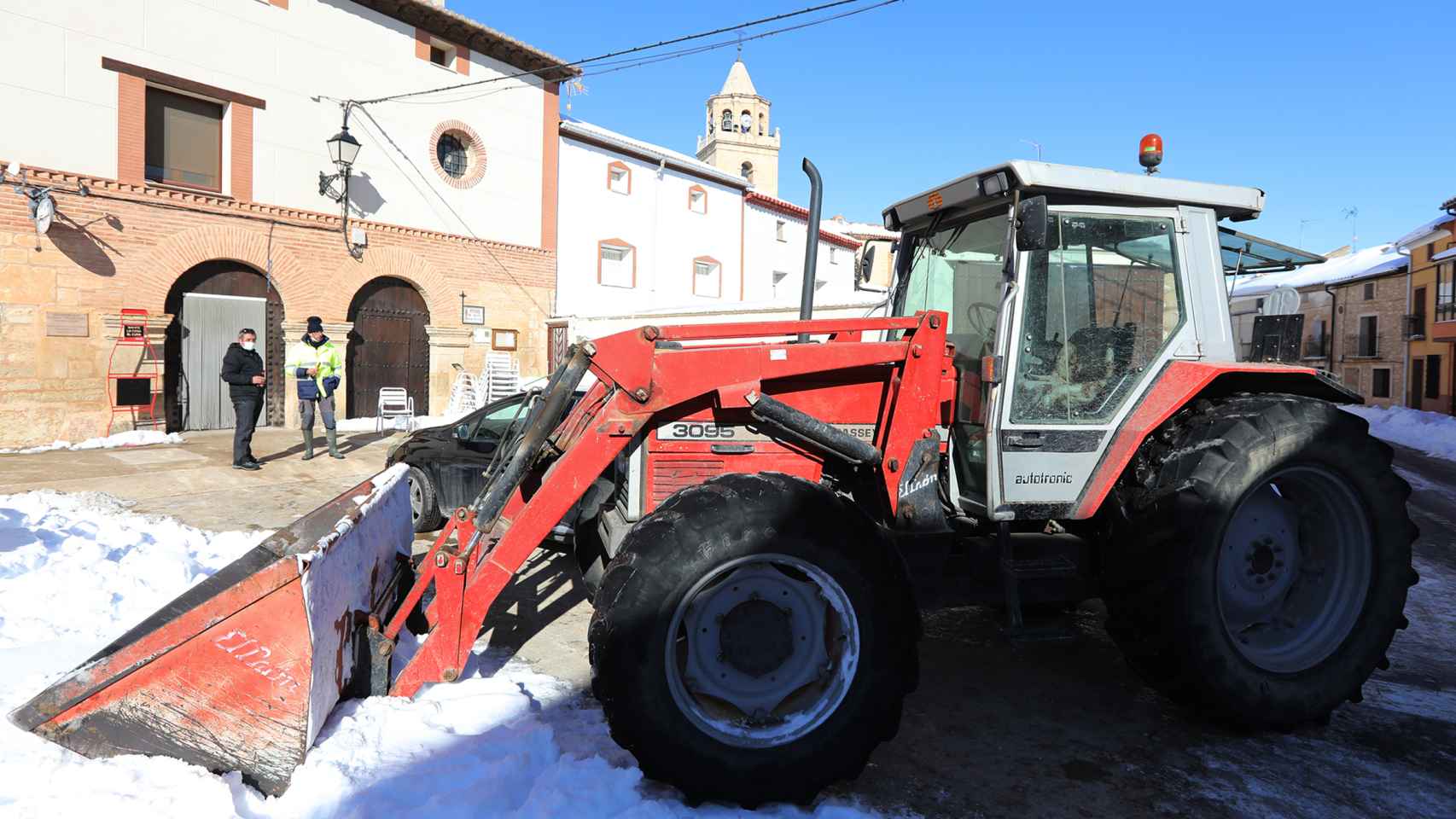 Un tractor limpia las calles de Bello (Teruel)