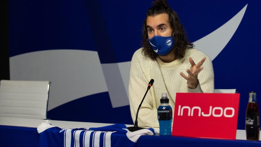 Mikel Izal, en la presentación de su himno para el Alavés. Foto: Twitter (@Alaves)