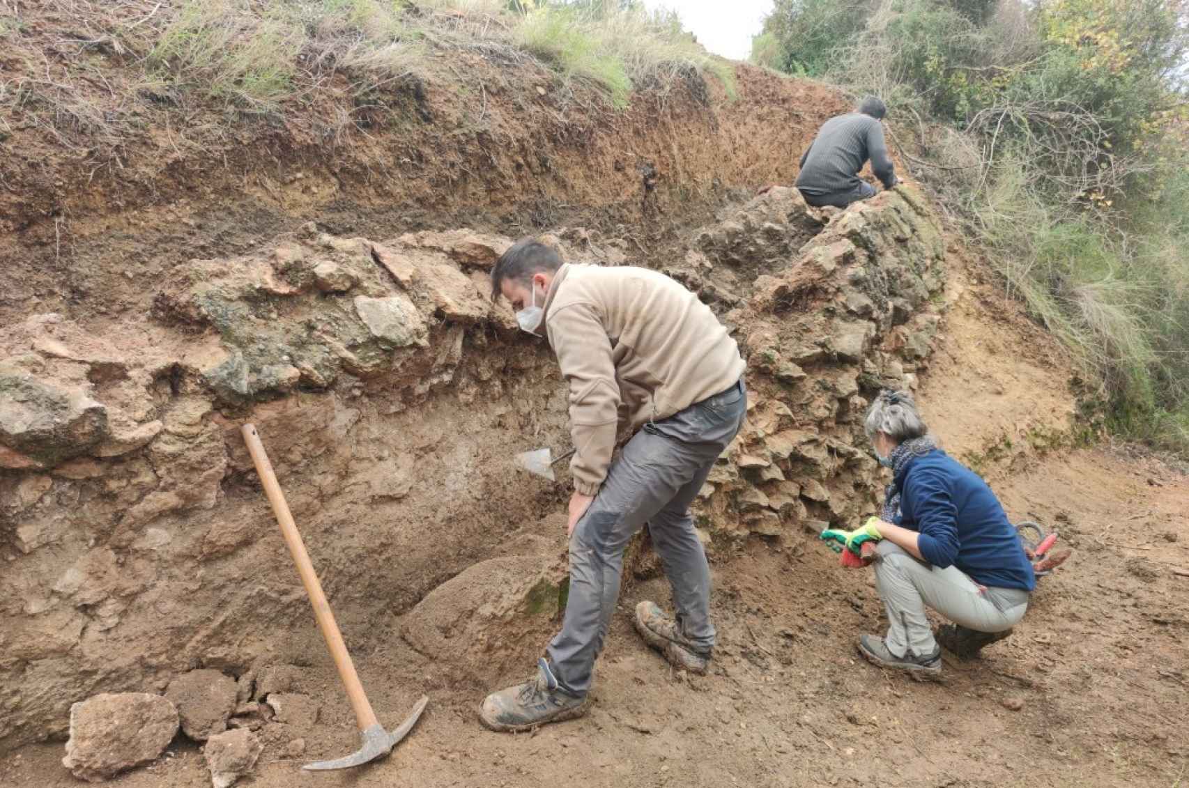 Trabajos de excavación en el segundo tramo del acueducto, en el término municipal de Vallmoll. En la imagen, Albert Velasco (de espaldas), Antoni Corrales y Maribel Serra