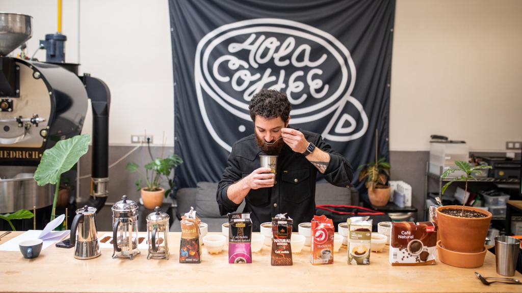 El maestro tostador Nolo catando el sabor de los seis cafés naturales de las marcas blancas de los supermercados.