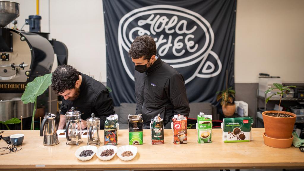 El maestro tostador Nolo y el barista Pablo analizan y comentan los cafés molidos mezcla de los supermercados.