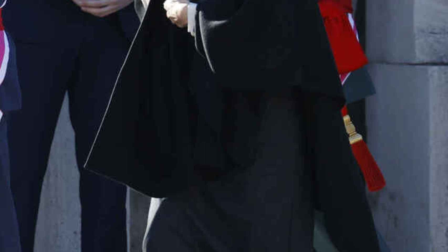 La reina Letizia en la Pascua Militar con una capa de Carolina Herrera.
