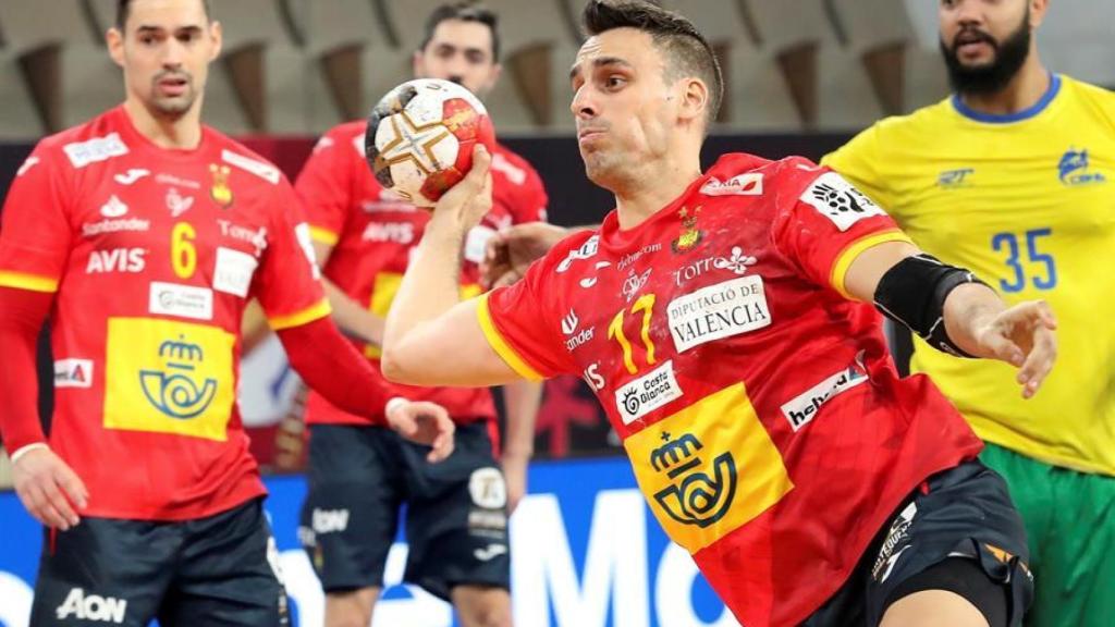 Figueras lanzando a portería en el España - Brasil de balonmano