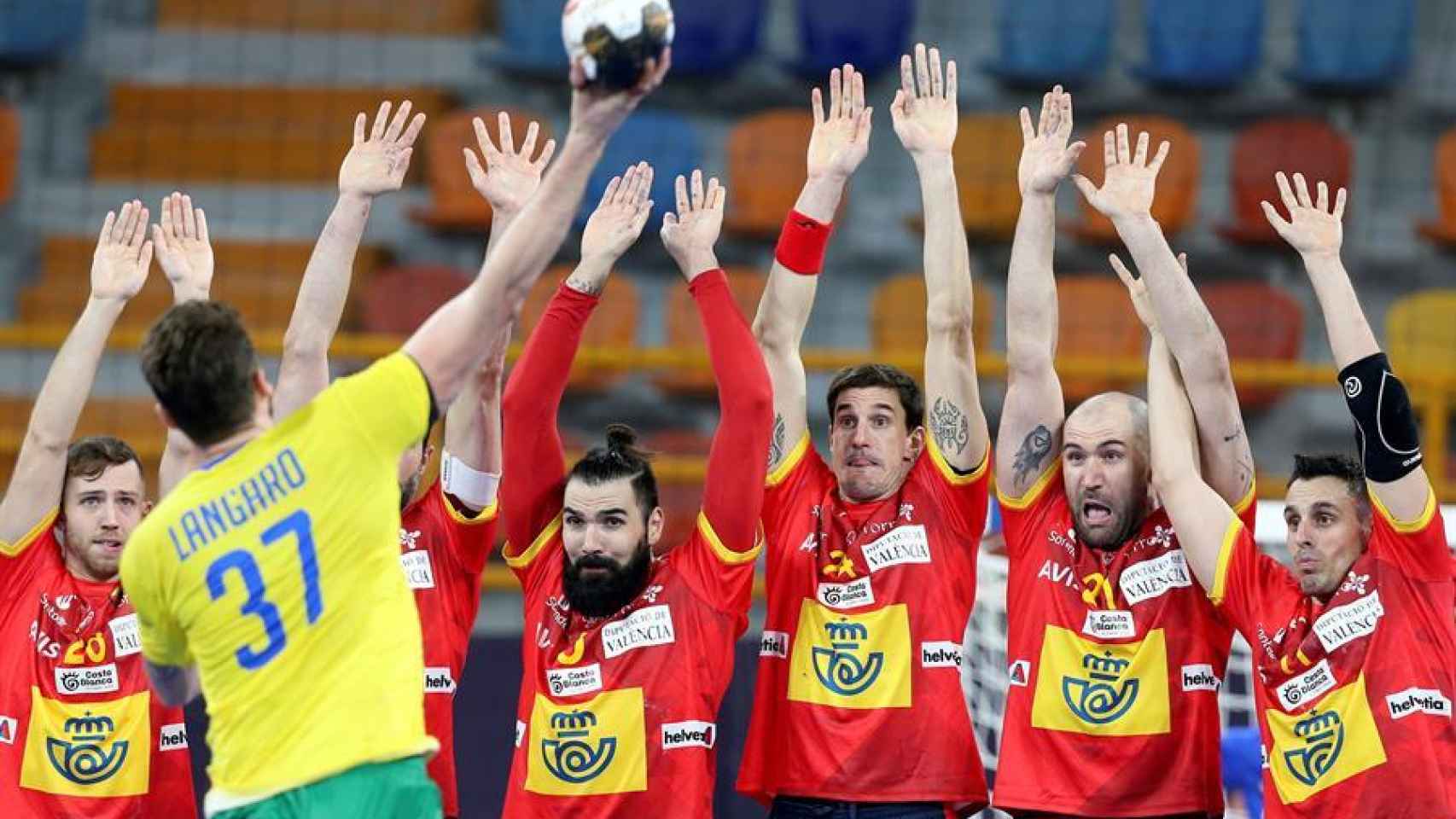 Brasil lanzando ante España en el Mundial de balonmano