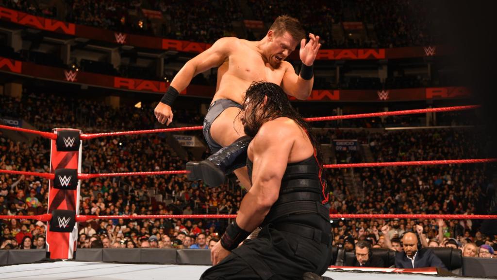 The Miz, durante una pelea contra Roman Reigns